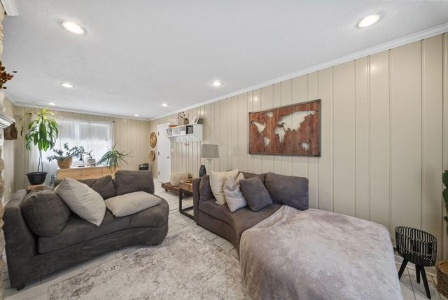 305 Woodsview Drive, Canal Winchester, OH 43110