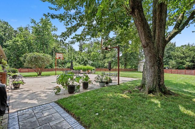 305 Woodsview Drive, Canal Winchester, OH 43110