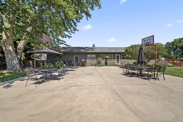 305 Woodsview Drive, Canal Winchester, OH 43110