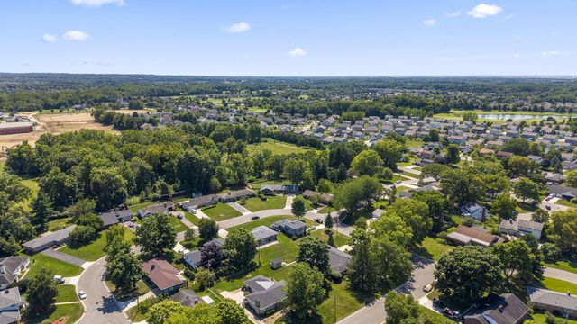 305 Woodsview Drive, Canal Winchester, OH 43110