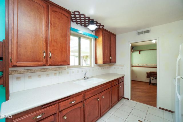 3820 S J Street, Oxnard, CA 93033