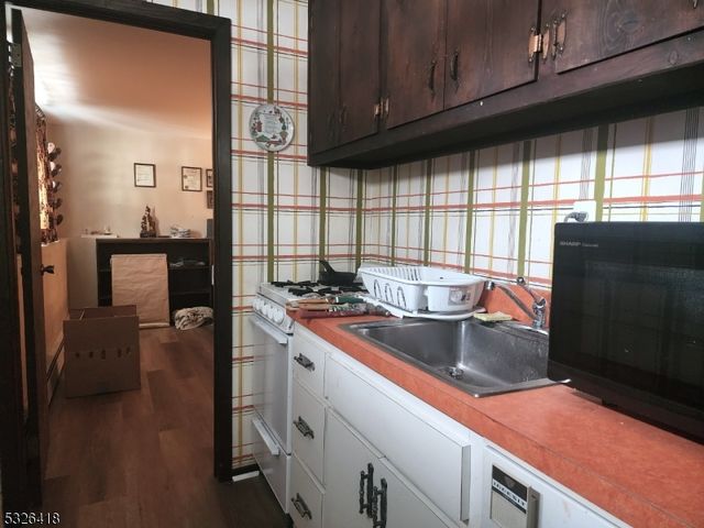 3 Harold Mathews Jr Ct, Butler Boro, NJ 07405