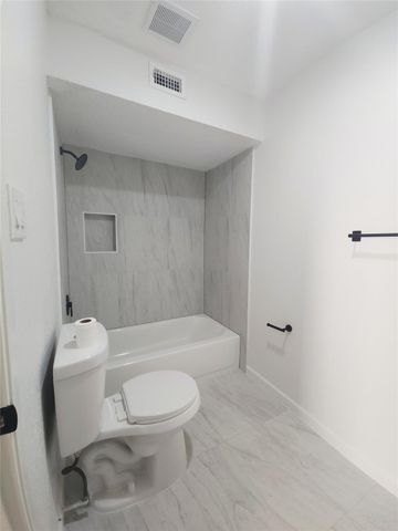 12040 Mighty Oak Drive A, Houston, TX 77066