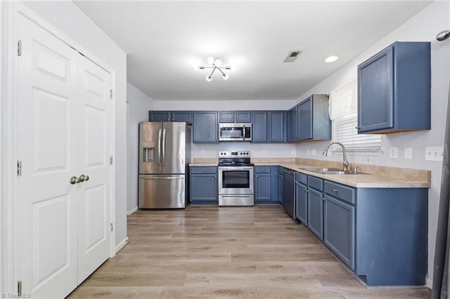 42 Ledgerstone Lane, Greensboro, NC 27407