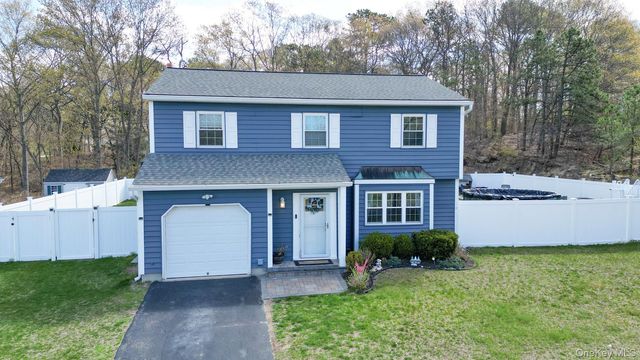 45 Roosevelt Avenue, Selden, NY 11784