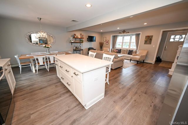 45 Roosevelt Avenue, Selden, NY 11784