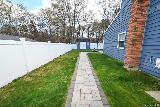 45 Roosevelt Avenue, Selden, NY 11784