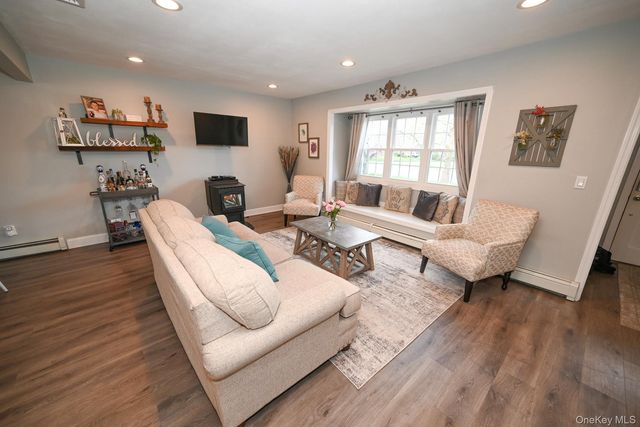 45 Roosevelt Avenue, Selden, NY 11784