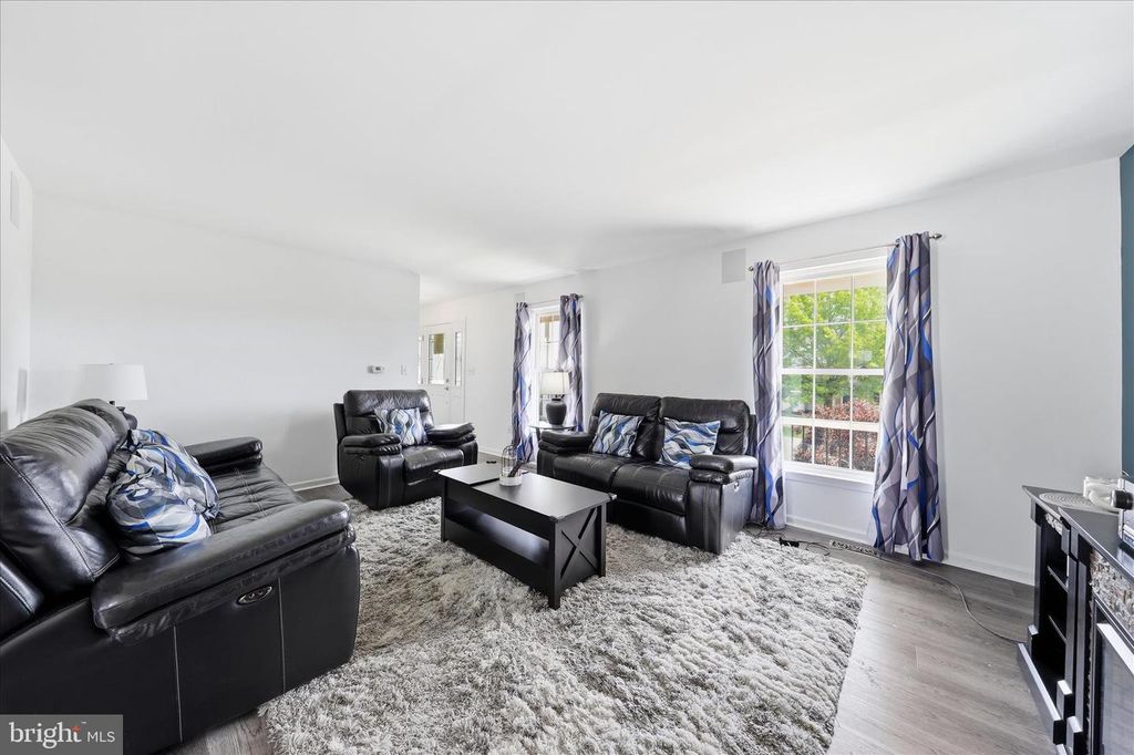 Image 5 of property listing at 121 BACHTELL CIR, Smithsburg, MD 21783