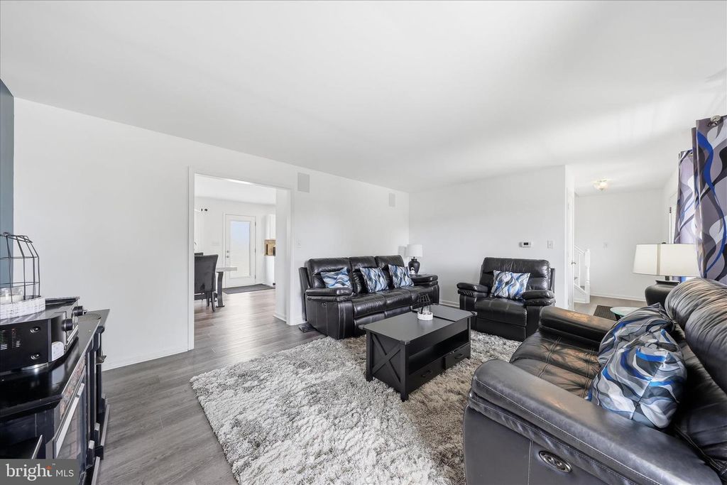 Image 7 of property listing at 121 BACHTELL CIR, Smithsburg, MD 21783