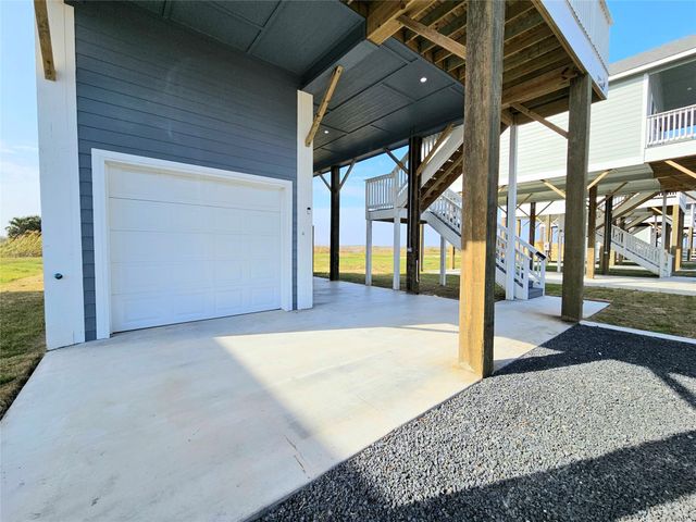 1075 Shady Lane, Gilchrist, TX 77617