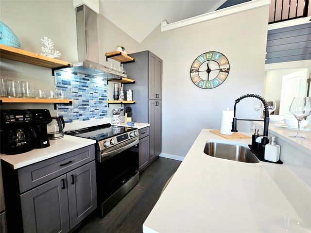 1075 Shady Lane, Gilchrist, TX 77617