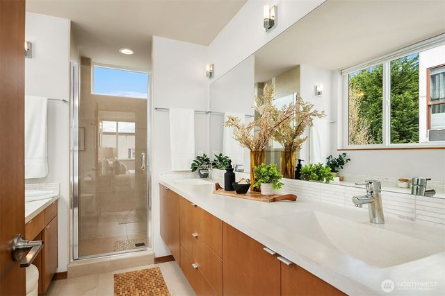 114 N 39th Street, Seattle, WA 98103