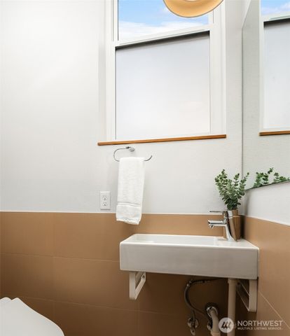 114 N 39th Street, Seattle, WA 98103