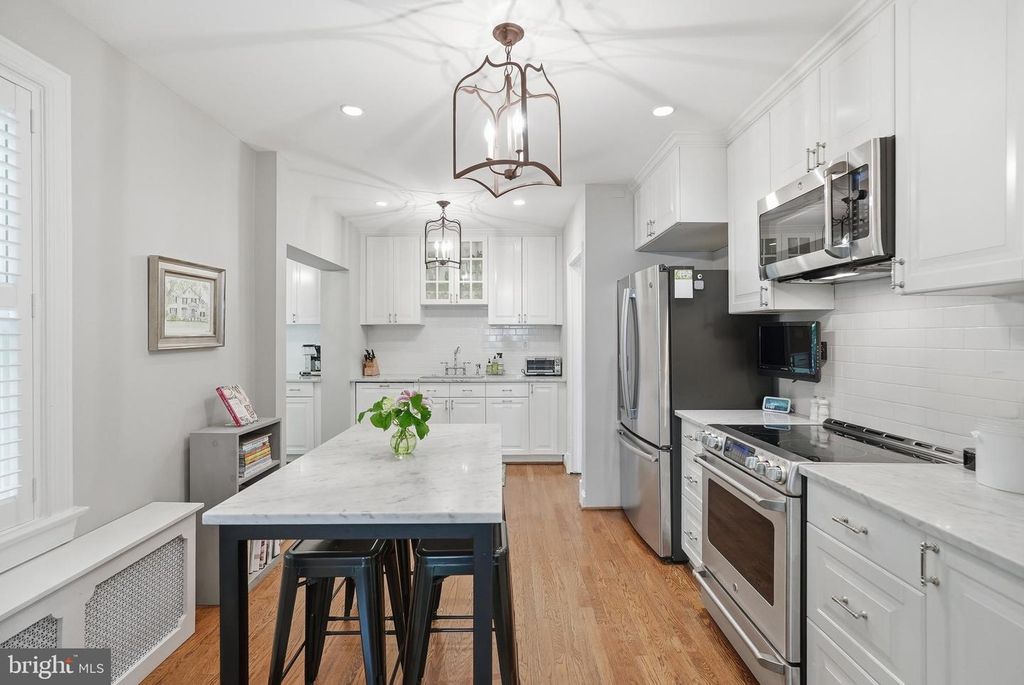 Image 11 of property listing at 8504 LYNWOOD PL, Chevy Chase, MD 20815