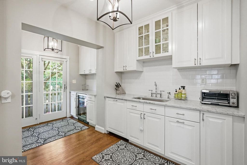 Image 13 of property listing at 8504 LYNWOOD PL, Chevy Chase, MD 20815