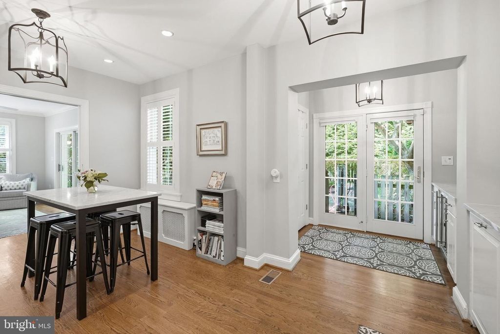 Image 14 of property listing at 8504 LYNWOOD PL, Chevy Chase, MD 20815