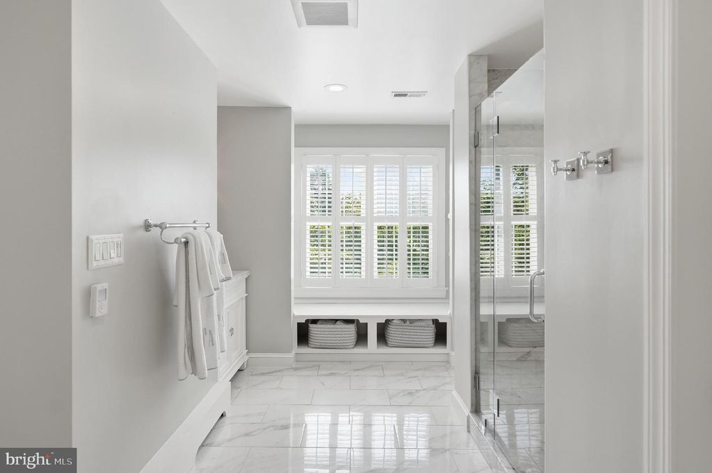 Image 24 of property listing at 8504 LYNWOOD PL, Chevy Chase, MD 20815