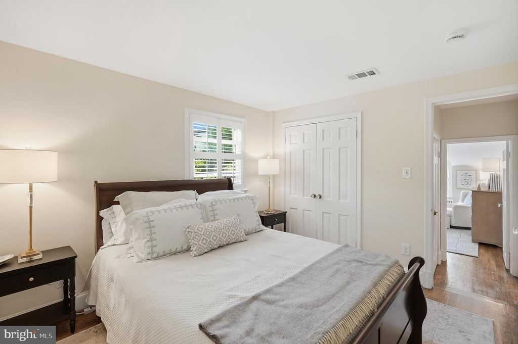 Image 28 of property listing at 8504 LYNWOOD PL, Chevy Chase, MD 20815