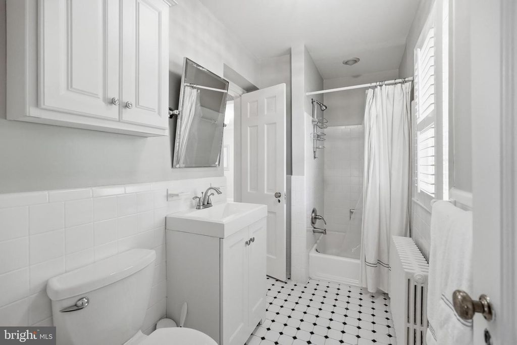 Image 29 of property listing at 8504 LYNWOOD PL, Chevy Chase, MD 20815