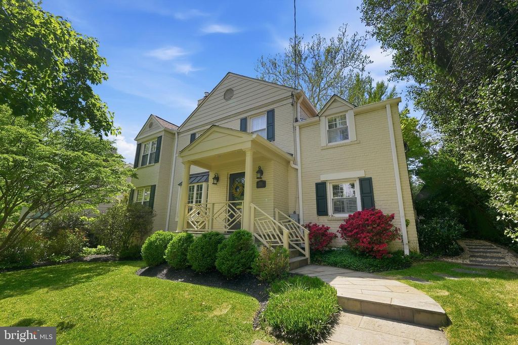 Image 3 of property listing at 8504 LYNWOOD PL, Chevy Chase, MD 20815