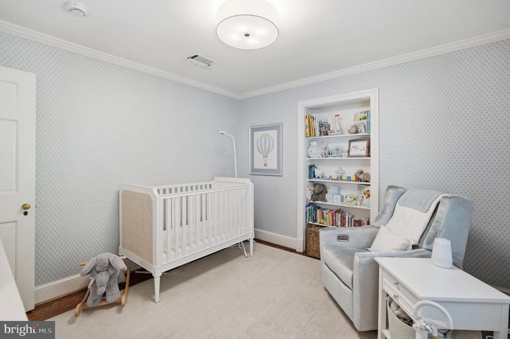Image 31 of property listing at 8504 LYNWOOD PL, Chevy Chase, MD 20815