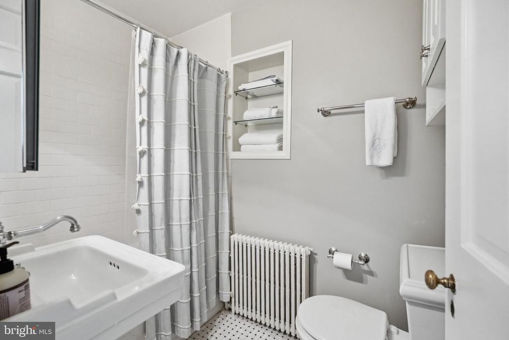 Image 35 of property listing at 8504 LYNWOOD PL, Chevy Chase, MD 20815