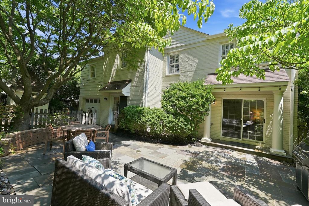Image 39 of property listing at 8504 LYNWOOD PL, Chevy Chase, MD 20815