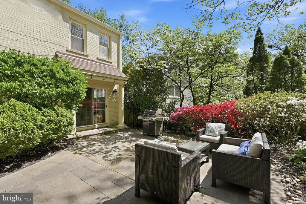 Image 40 of property listing at 8504 LYNWOOD PL, Chevy Chase, MD 20815