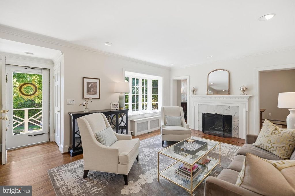 Image 5 of property listing at 8504 LYNWOOD PL, Chevy Chase, MD 20815