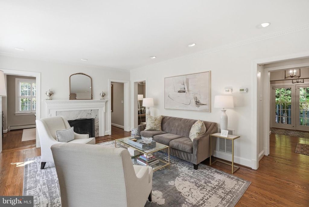 Image 7 of property listing at 8504 LYNWOOD PL, Chevy Chase, MD 20815