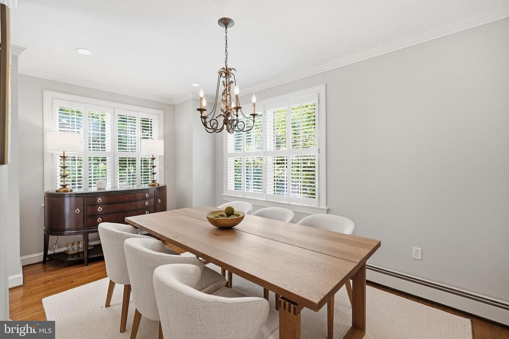 Image 8 of property listing at 8504 LYNWOOD PL, Chevy Chase, MD 20815