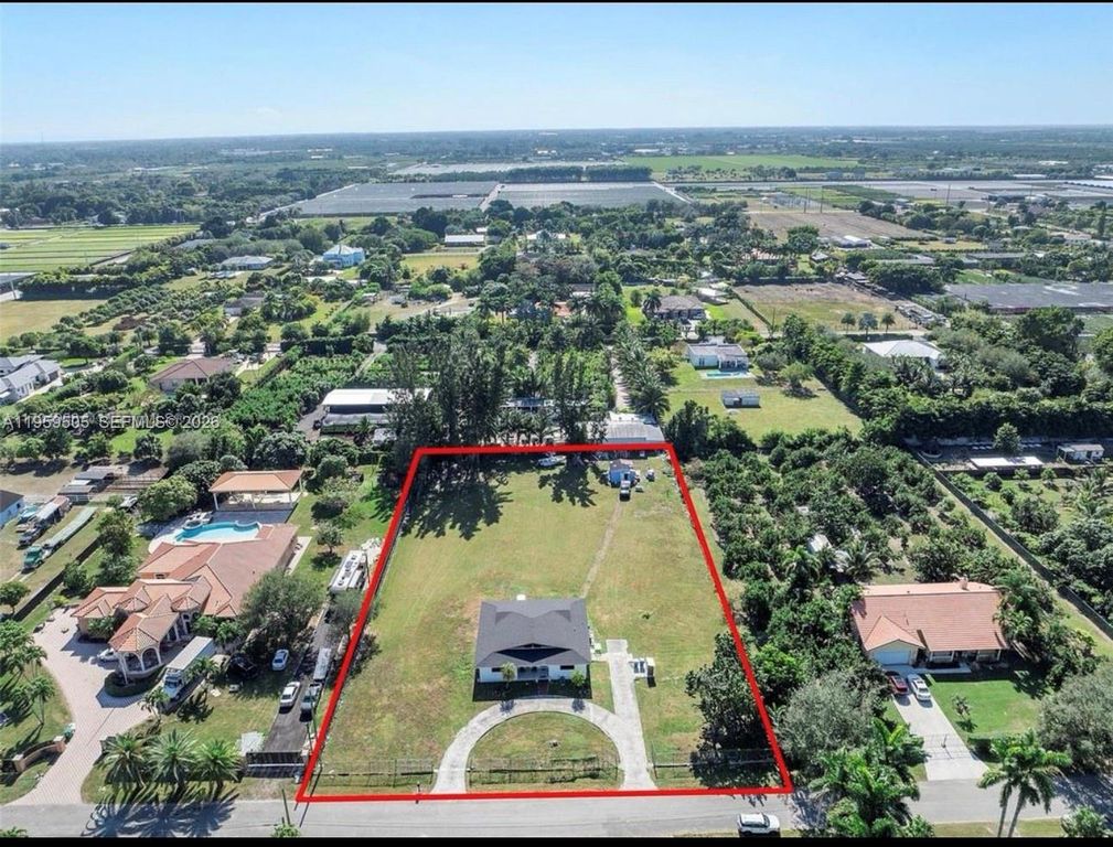 19530 SW 210th St, Miami, FL 33187