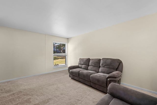 1910 HUNTINGTON Boulevard, Hoffman Estates, IL 60169