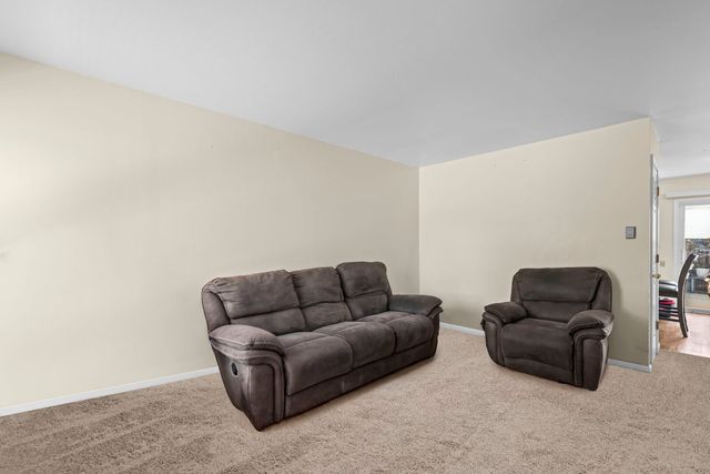 1910 HUNTINGTON Boulevard, Hoffman Estates, IL 60169