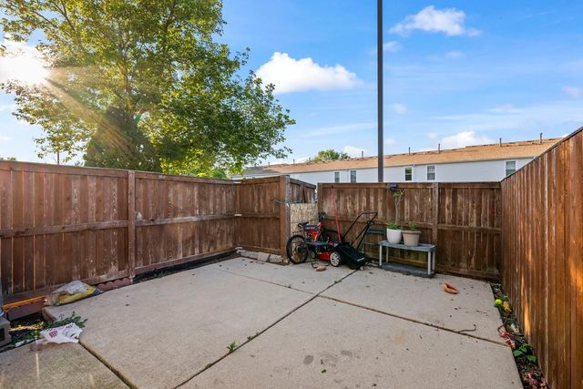 1910 HUNTINGTON Boulevard, Hoffman Estates, IL 60169