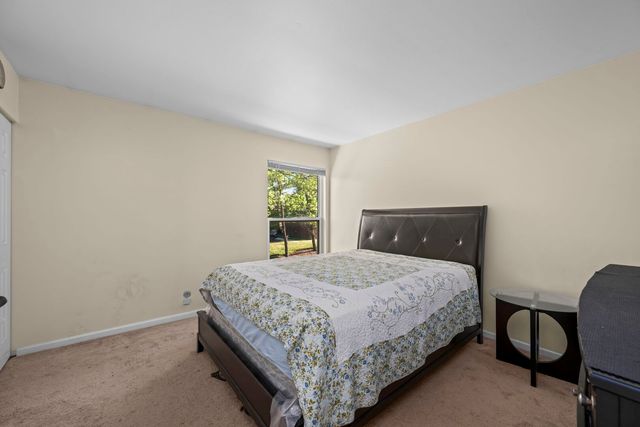 1910 HUNTINGTON Boulevard, Hoffman Estates, IL 60169