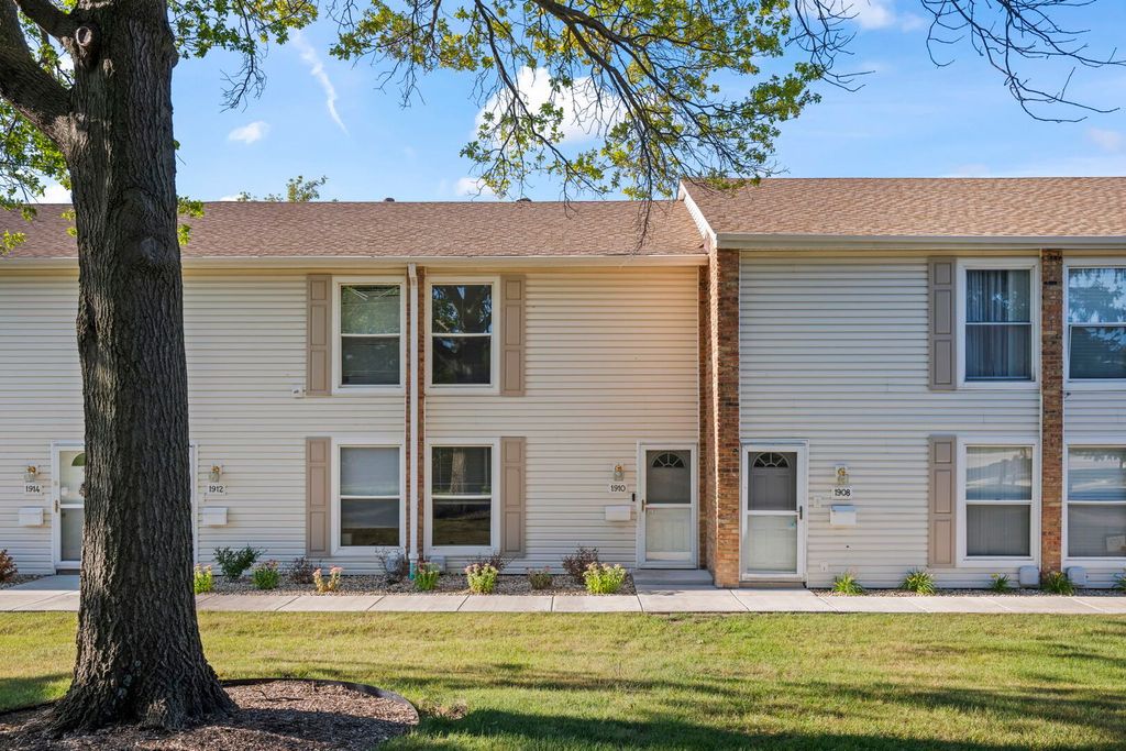 1910 HUNTINGTON Boulevard, Hoffman Estates, IL 60169