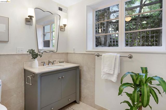 110 Somerset Rd, Piedmont, CA 94611