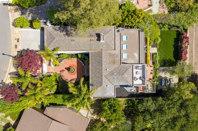 110 Somerset Rd, Piedmont, CA 94611