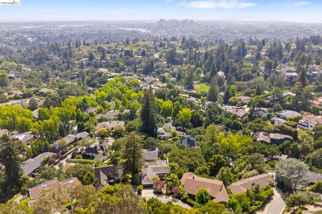 110 Somerset Rd, Piedmont, CA 94611