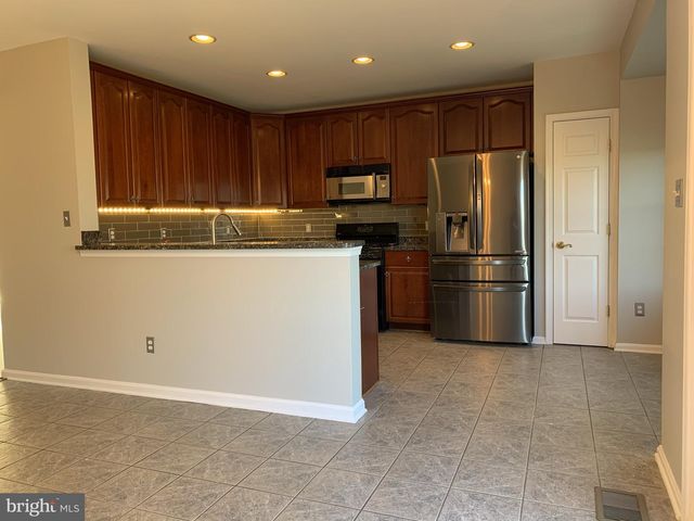 3384 GOVERNORS CREST CT, Alexandria, VA 22310