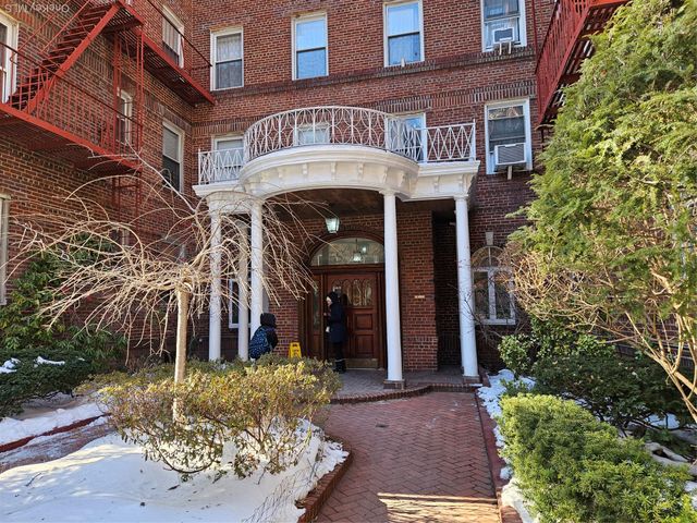 111-39 76th Road E4, Forest Hills, NY 11375