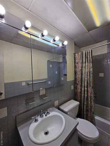 111-39 76th Road E4, Forest Hills, NY 11375