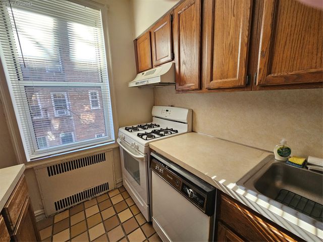 111-39 76th Road E4, Forest Hills, NY 11375