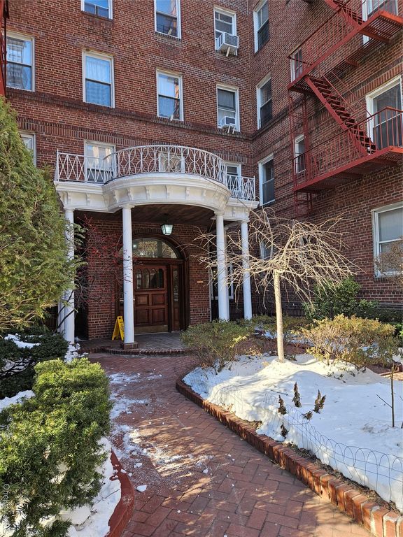 111-39 76th Road E4, Forest Hills, NY 11375