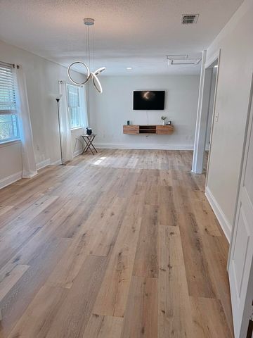 215 NE Buck Drive, Fort Walton Beach, FL 32548