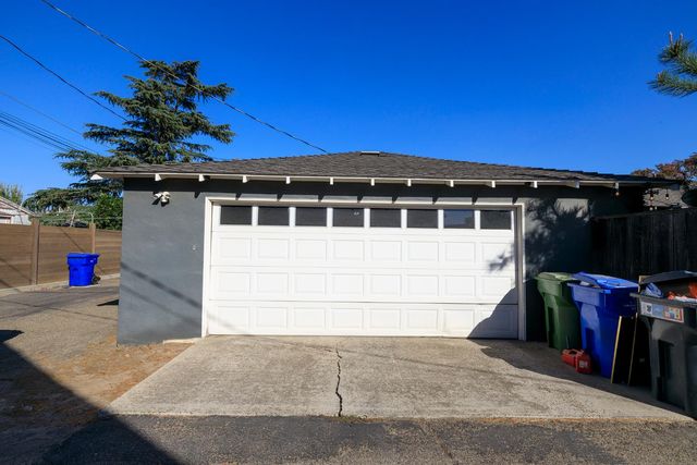1683 E Canal Dr, Turlock, CA 95380