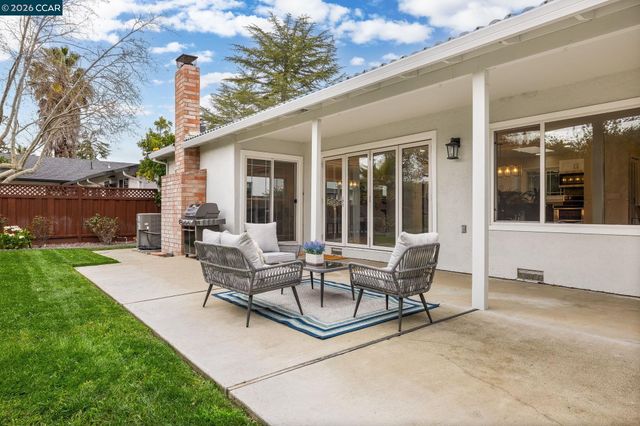 875 Brittany Ln, Concord, CA 94518