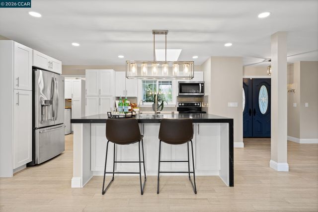 875 Brittany Ln, Concord, CA 94518